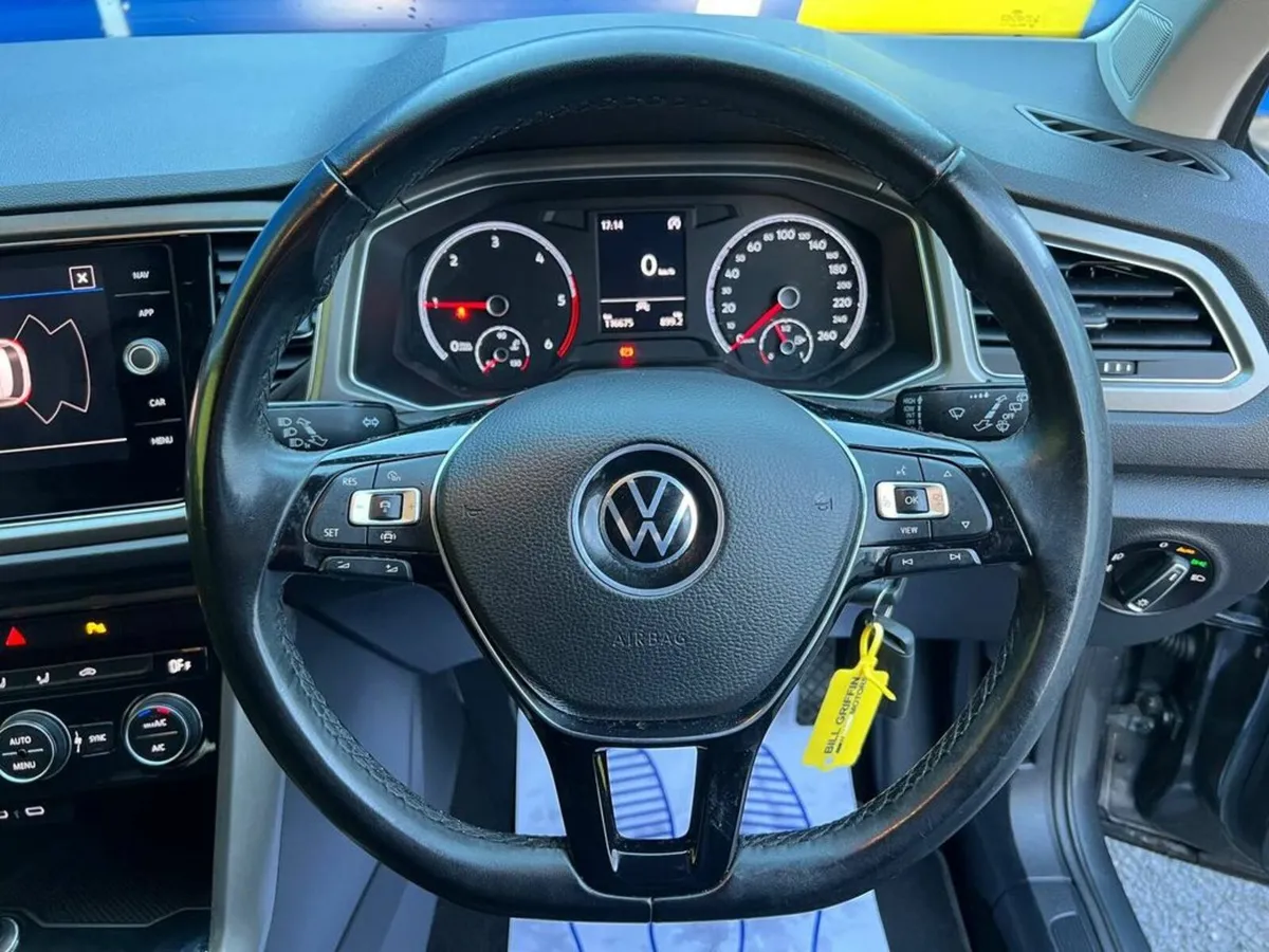 Volkswagen T-Roc DESIGN 2.0 TDI // PARKING SENSORS - Image 4