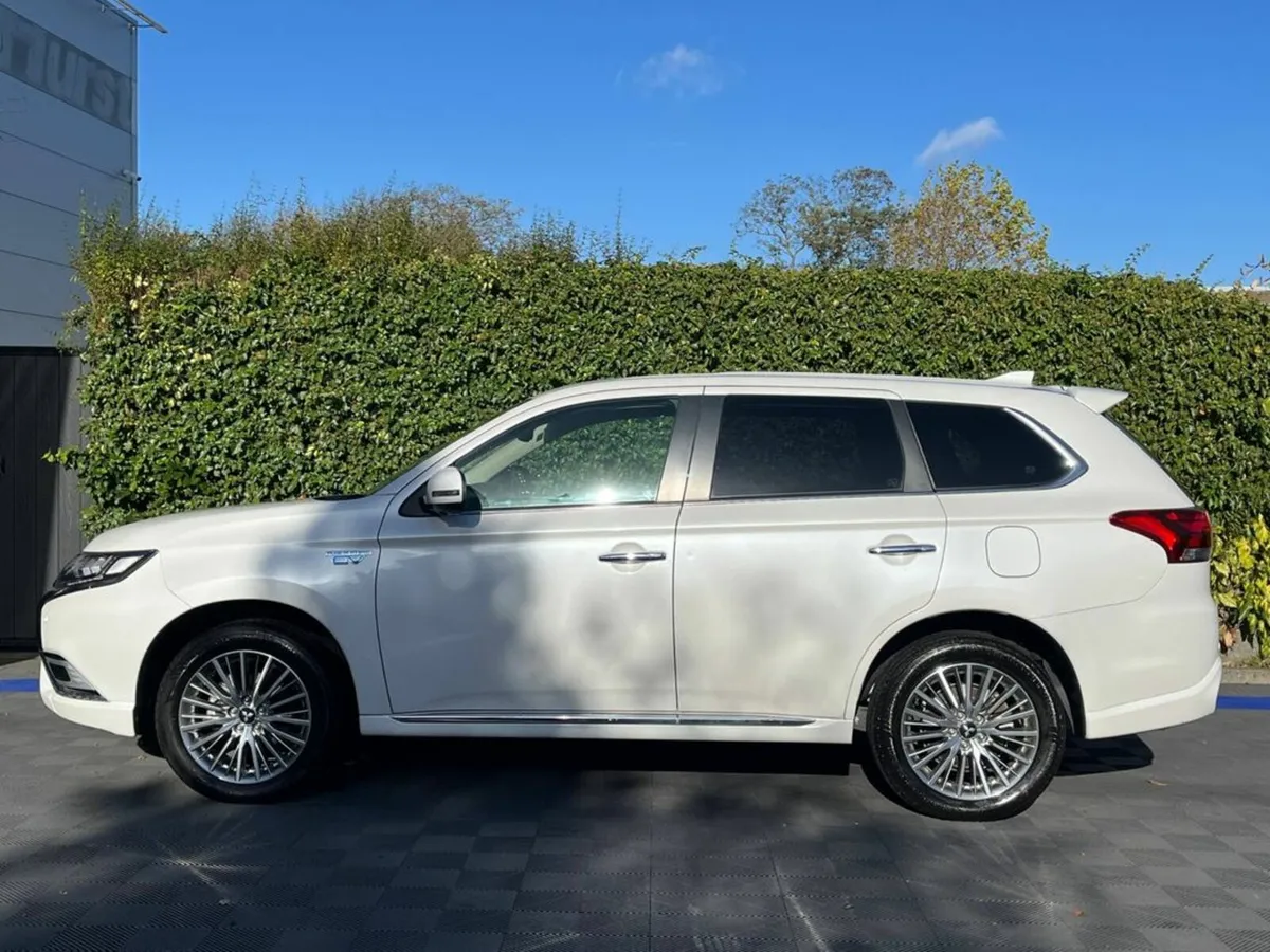 Mitsubishi Outlander 4WD 2.0 PLUG-IN HYBRID AUTO / - Image 3