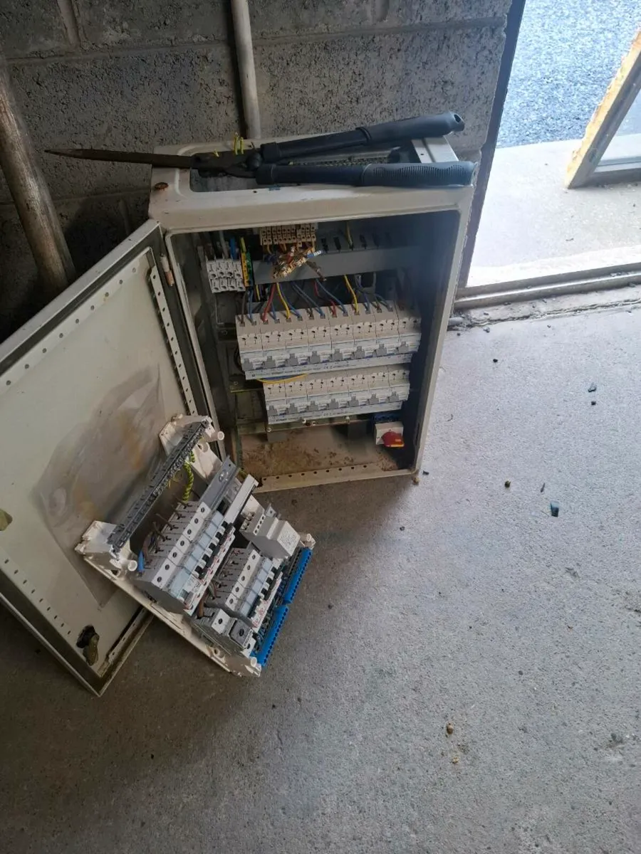 Fuse box - Image 1