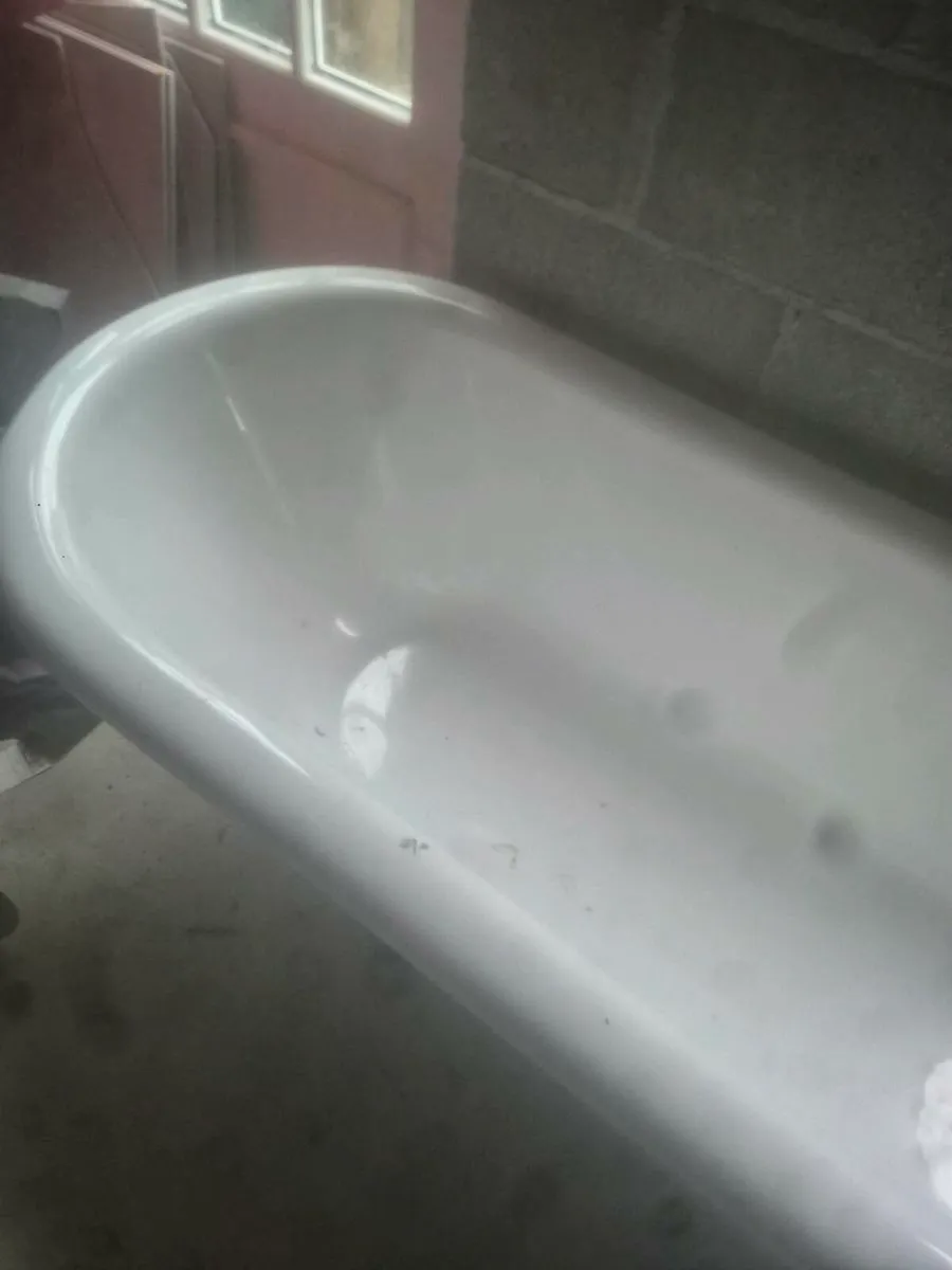 Bath tub - Image 1