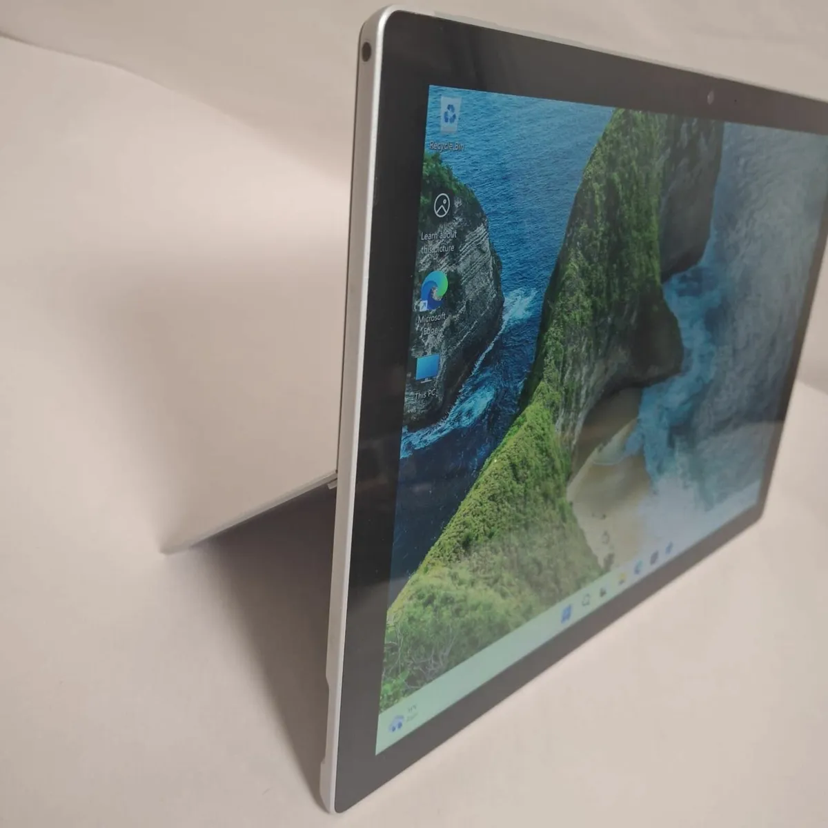 Microsoft Surface Pro 6 i5 8th Gen | 8GB RAM | 256 - Image 1