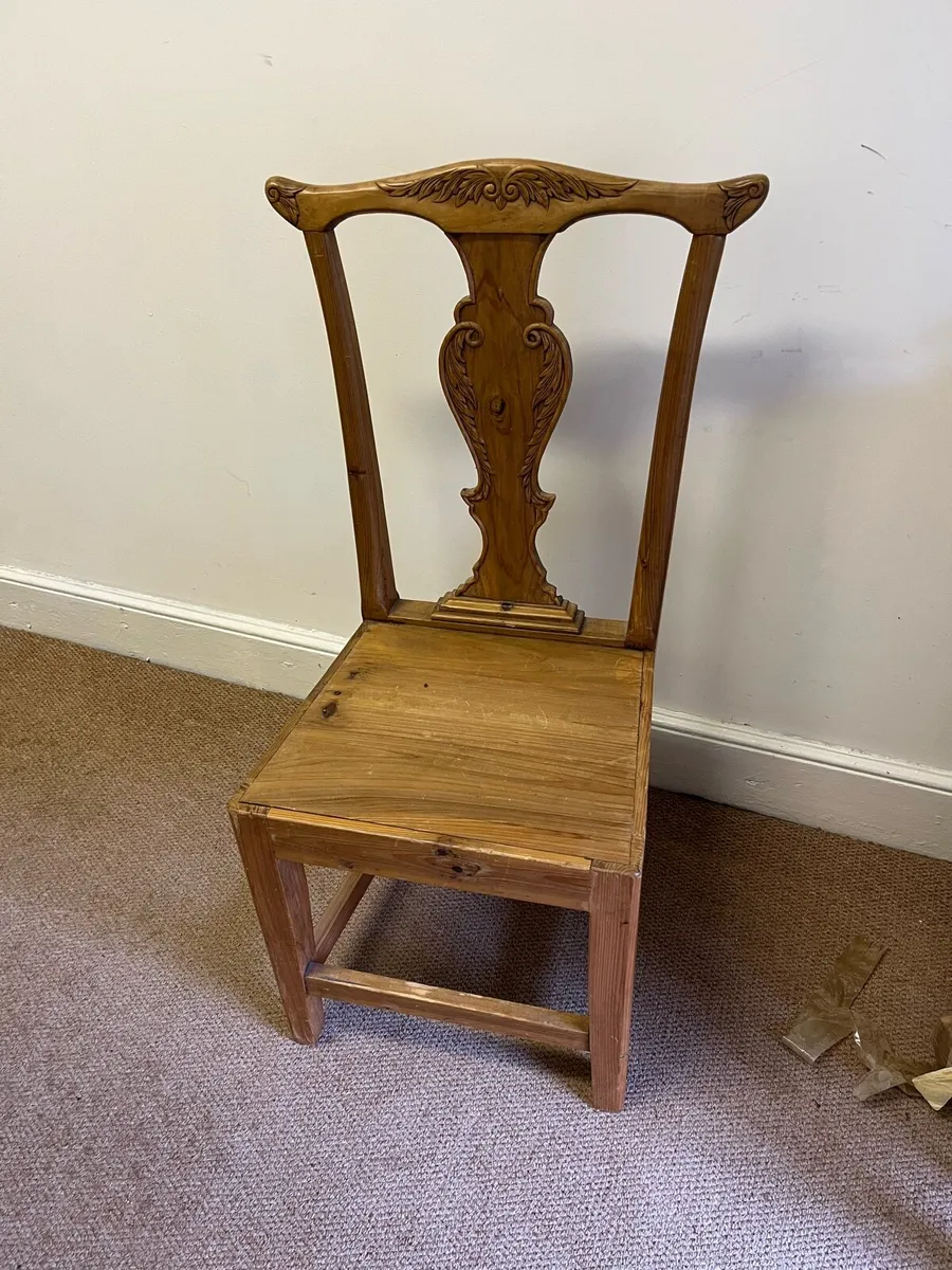 Wooden chair with hand carvings - Image 1