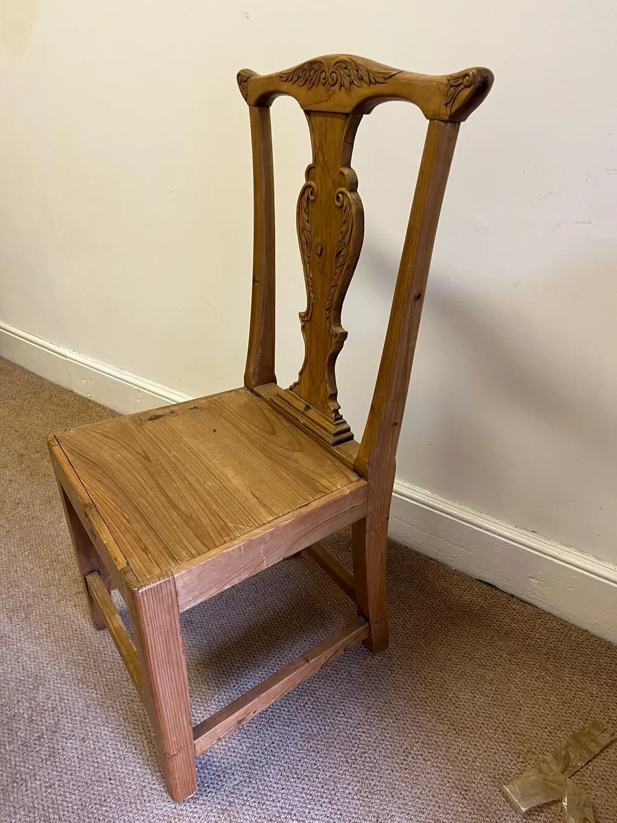 Wooden chair with hand carvings - Image 3