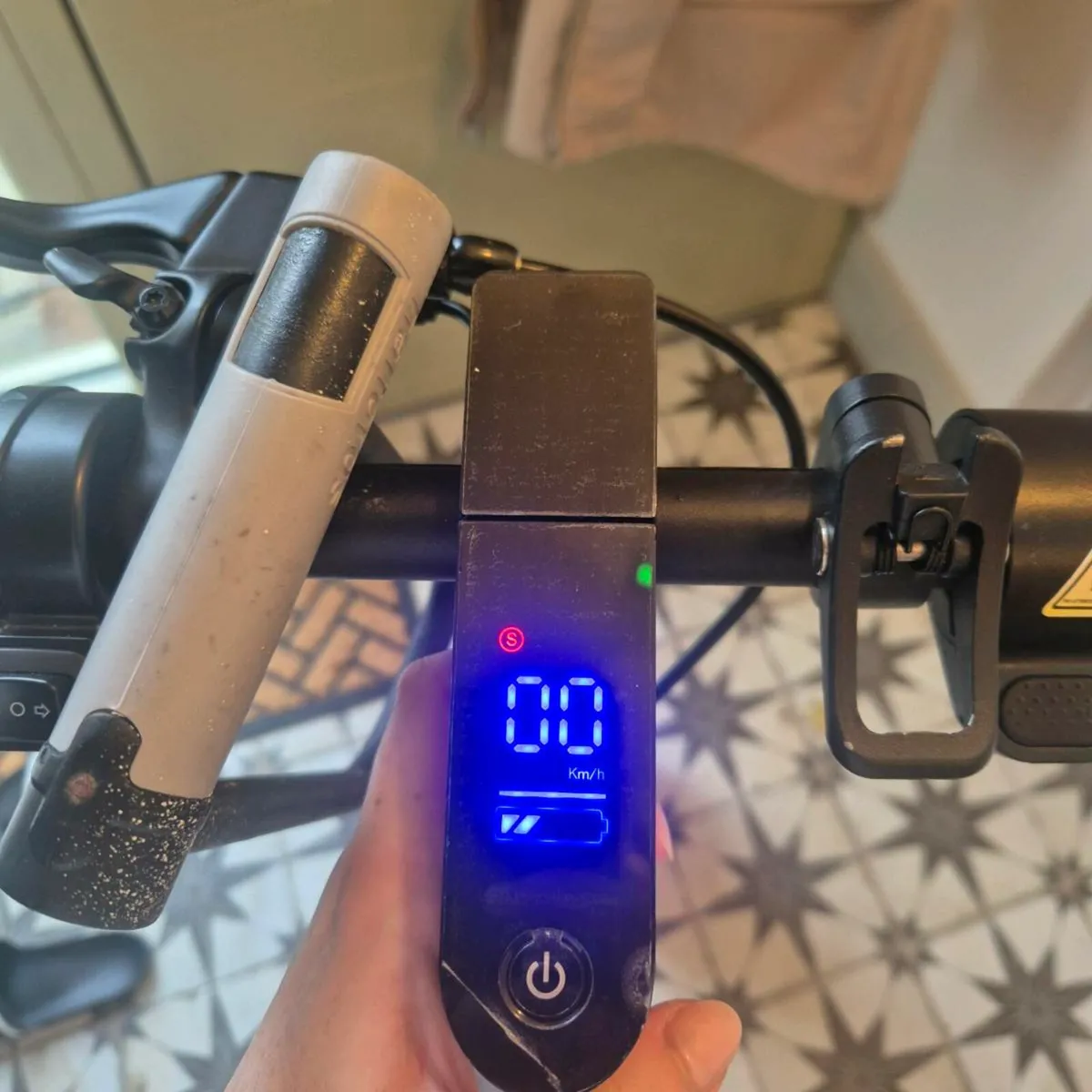 2 escooters  segway ninebot + avopro - Image 3