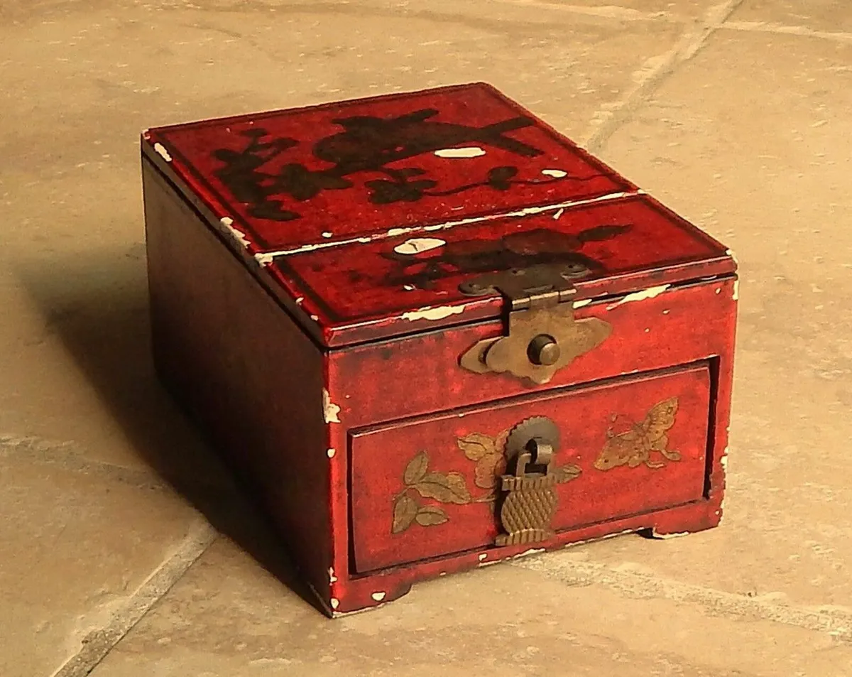 Vintage Chinese Travel Vanity/Shaving Box - Image 1