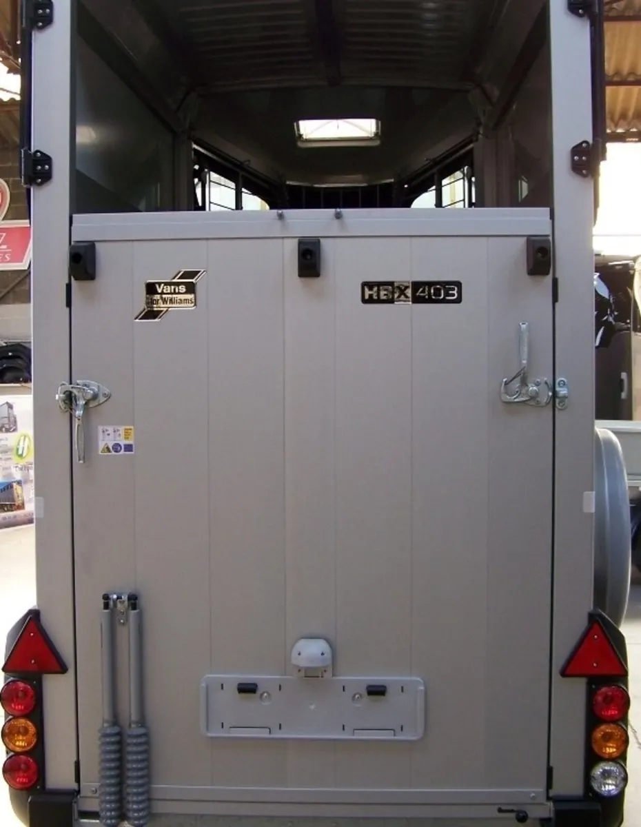 SPECIAL OFFER Model HBX403 Ifor Williams Horsebox - Image 3