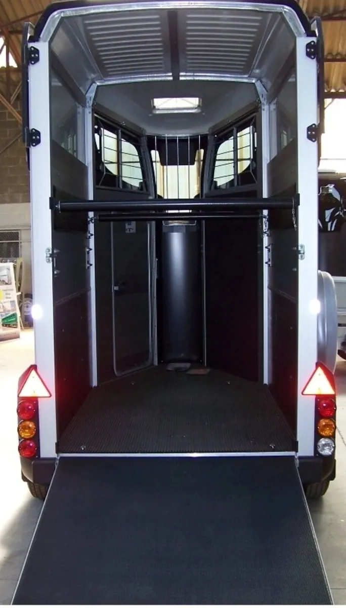 SPECIAL OFFER Model HBX403 Ifor Williams Horsebox - Image 4
