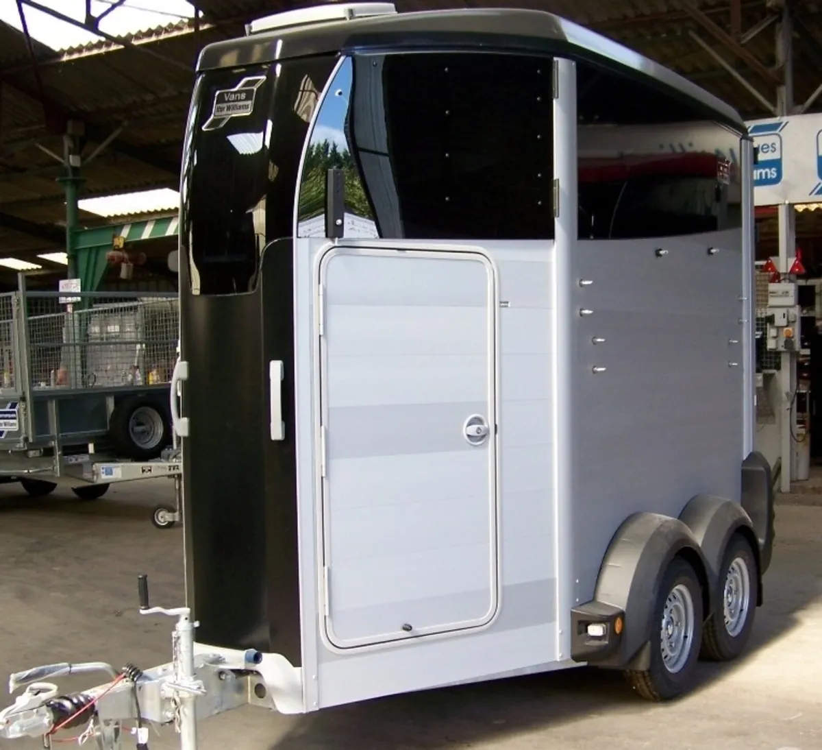 SPECIAL OFFER Model HBX403 Ifor Williams Horsebox - Image 1