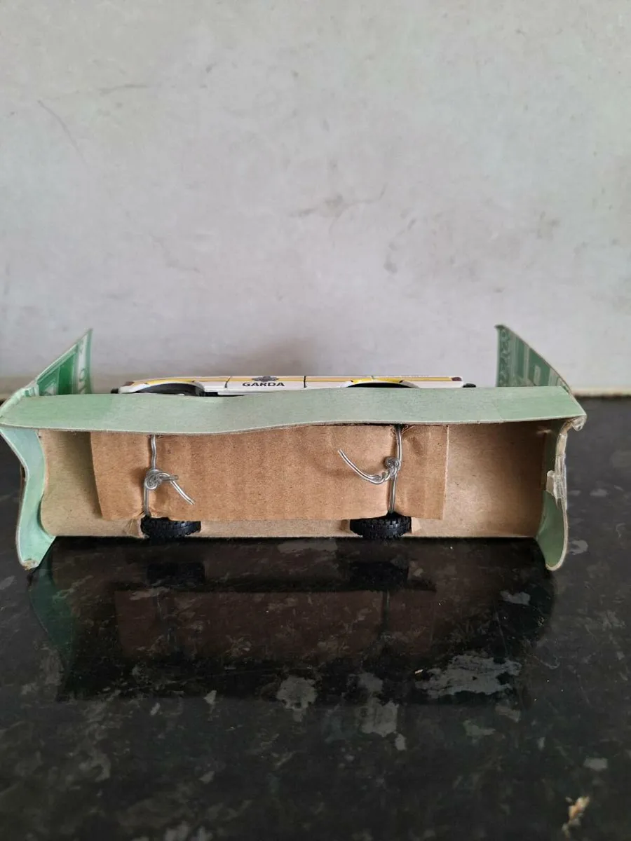 Corgi diecast Garda Range Rover - Image 2