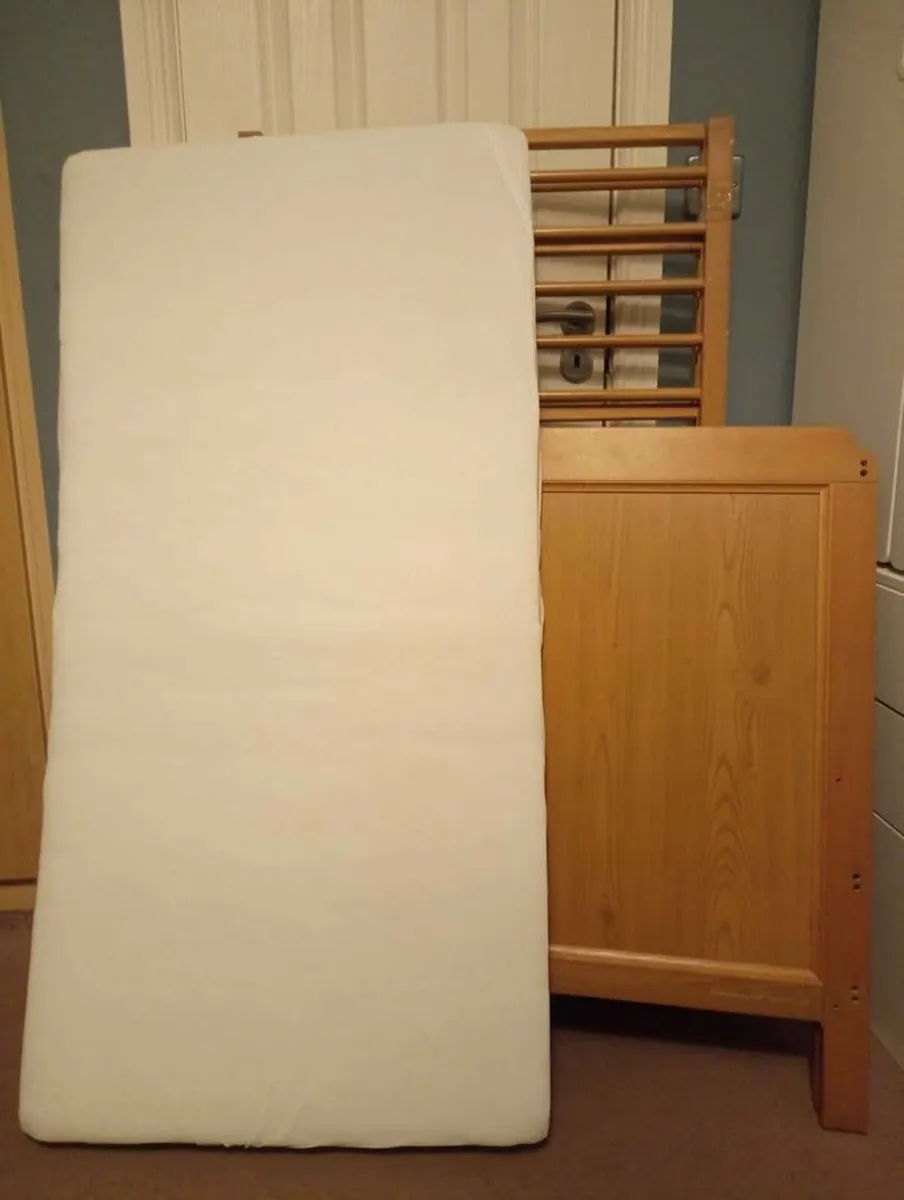 Solid Wood Baby Cot with Clean Mattress - Image 3