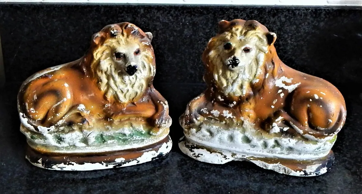 Pair of Vintage Lions Figurines - Image 1