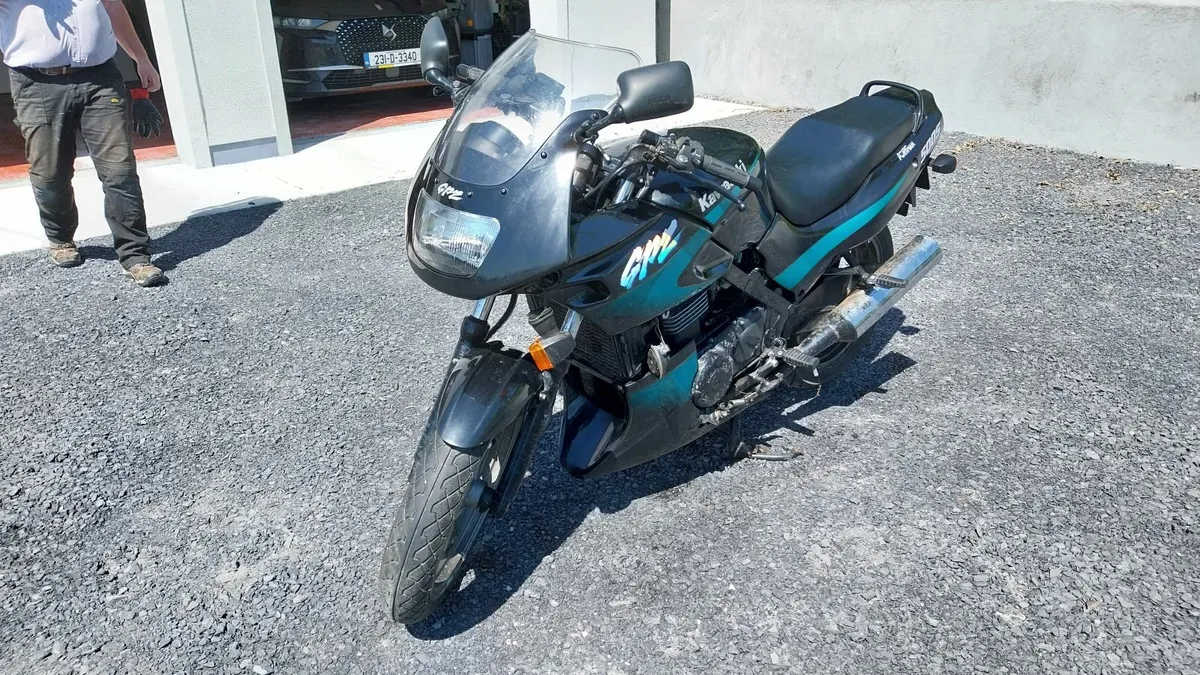 Kawasaki GPS500s motorbike - very low mileage - Image 2
