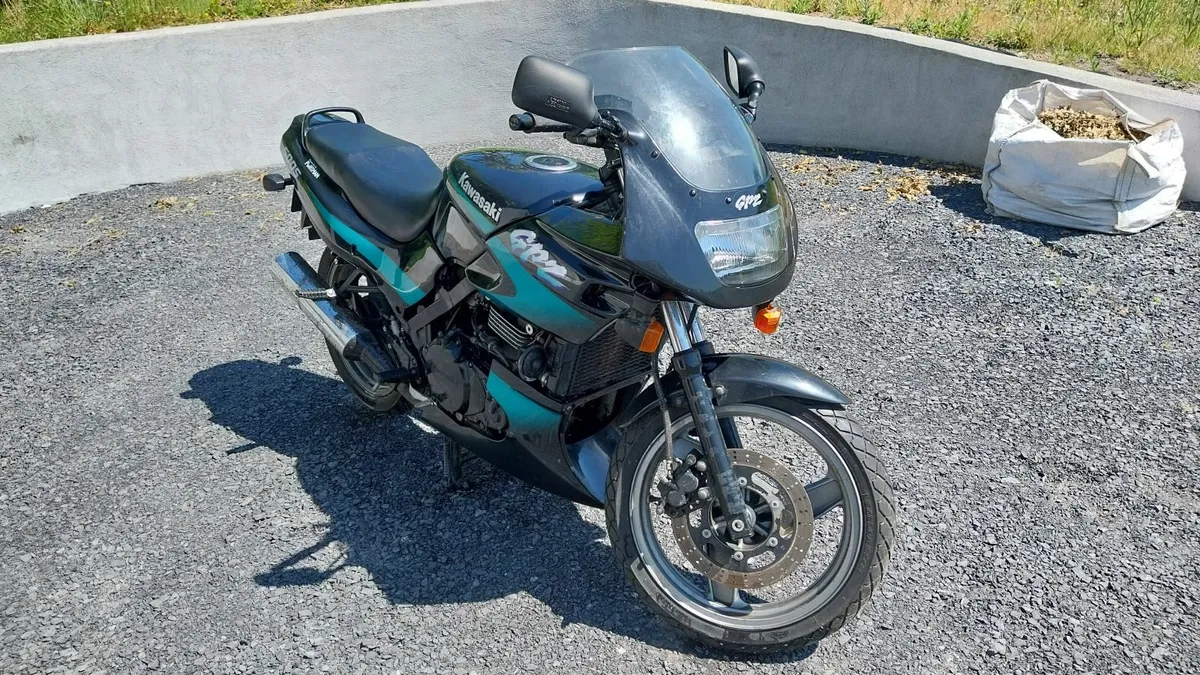 Kawasaki GPS500s motorbike - very low mileage - Image 3