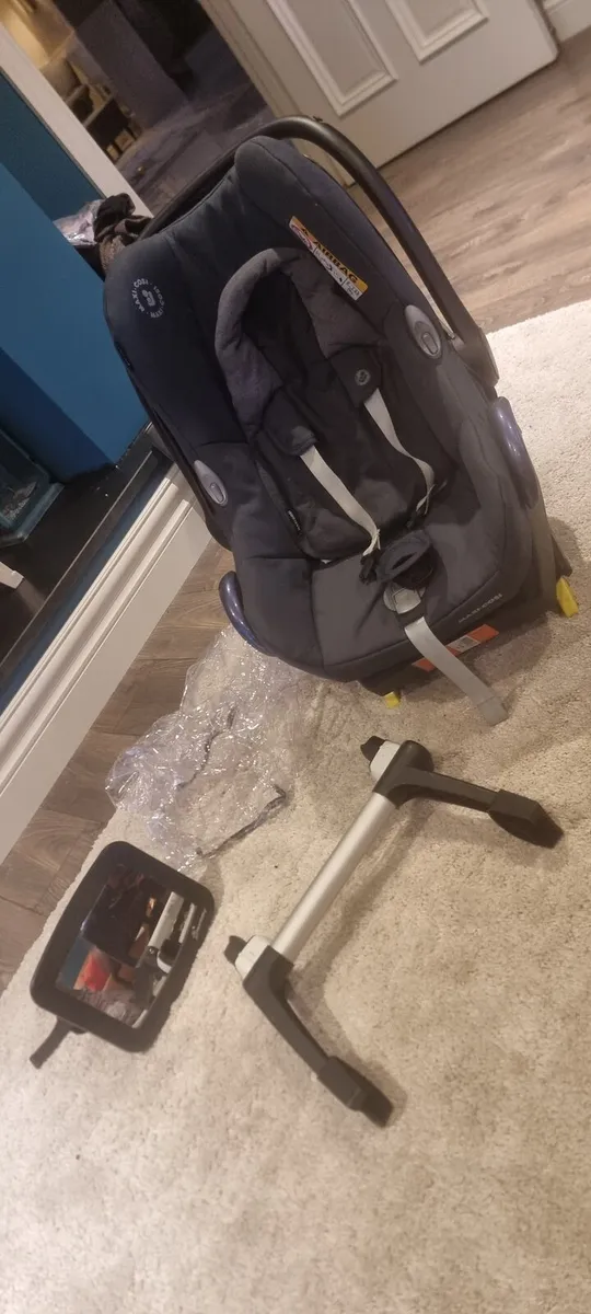 Maxi Cosy Car Seat & Isofix Base - Image 1