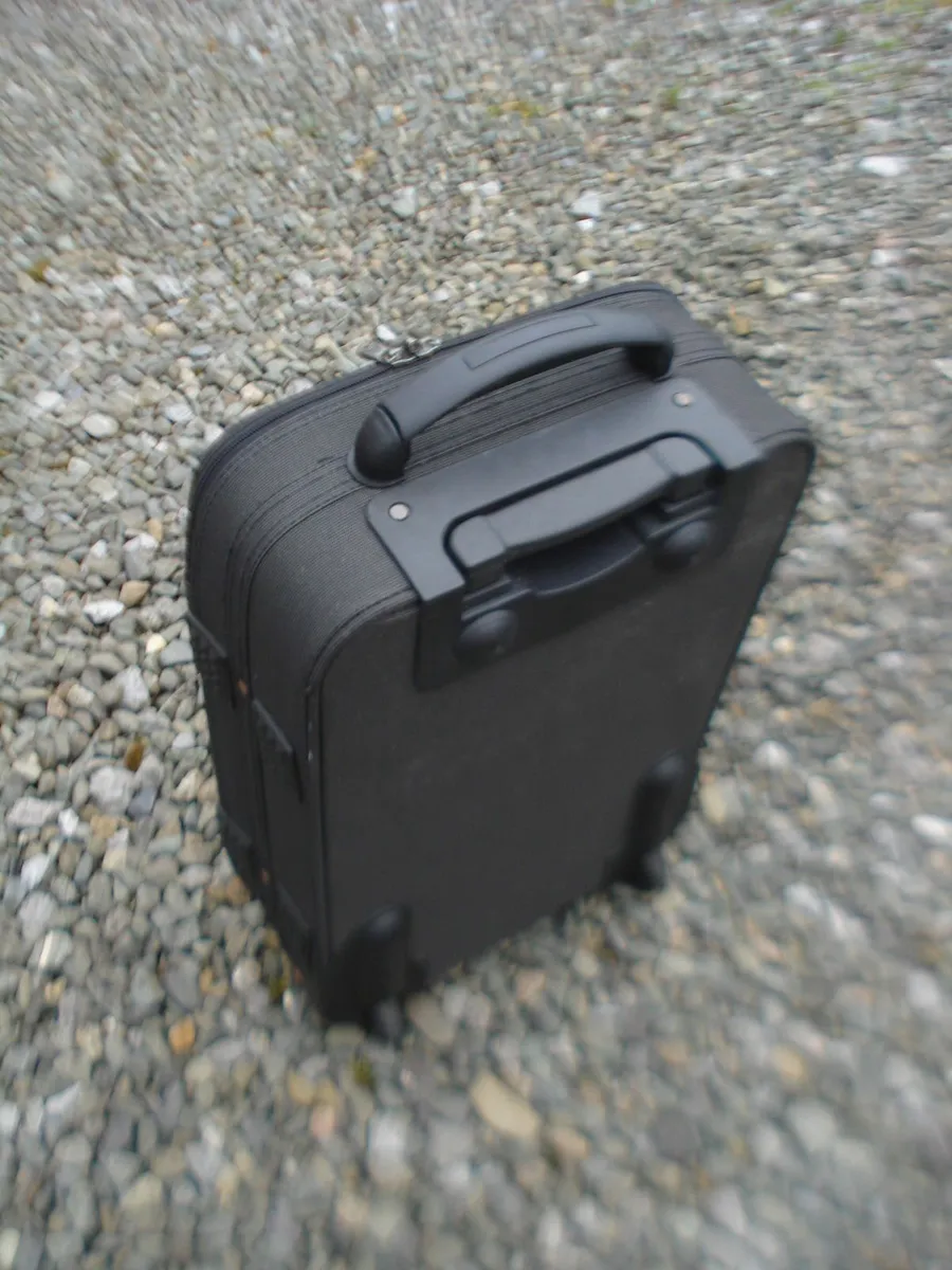 BLACK FABRIC 2 WHEEL SUITCASE. - Image 2