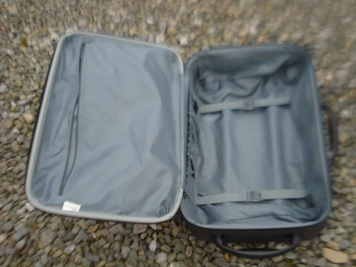 BLACK FABRIC 2 WHEEL SUITCASE. - Image 3