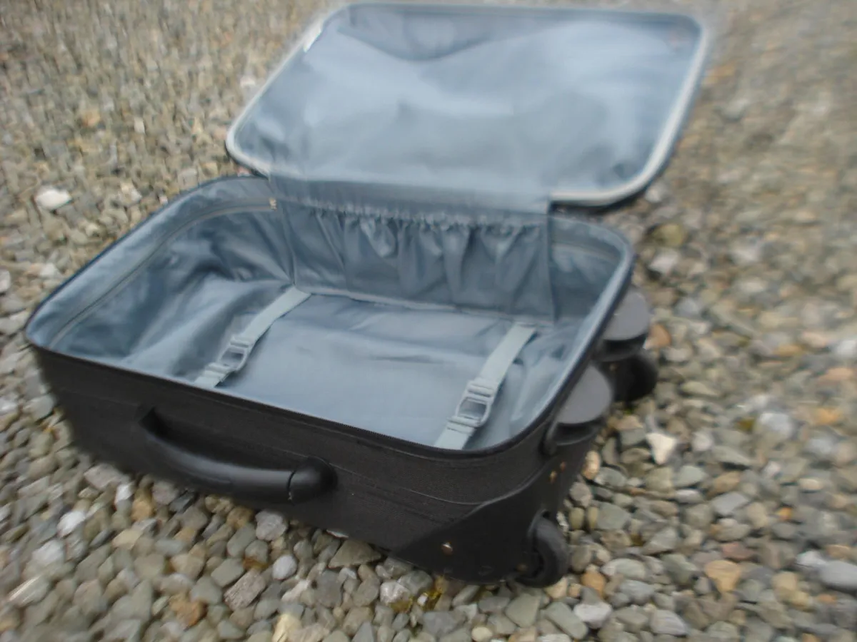 BLACK FABRIC 2 WHEEL SUITCASE. - Image 4
