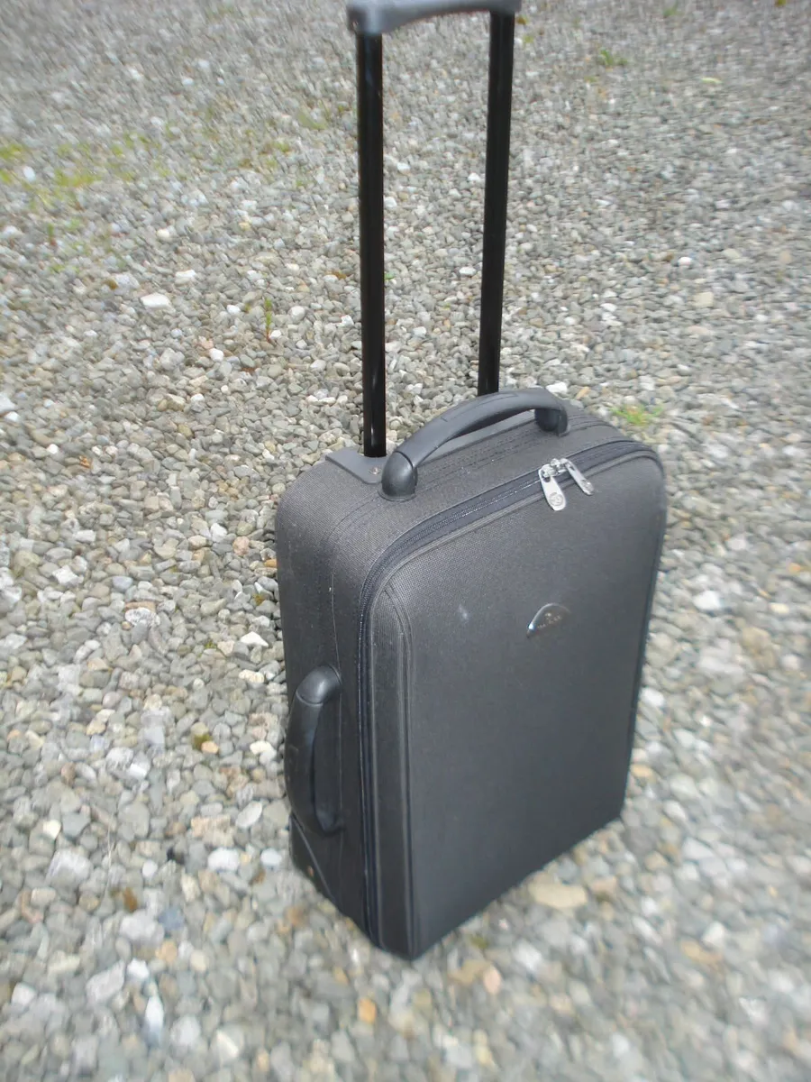 BLACK FABRIC 2 WHEEL SUITCASE. - Image 1