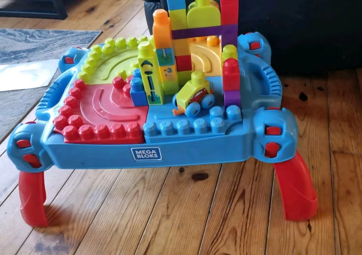 Lego duplo table and lego car - Image 1