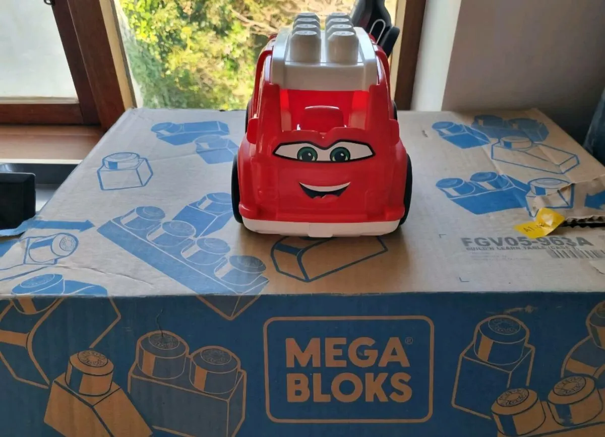 Lego duplo table and lego car - Image 2