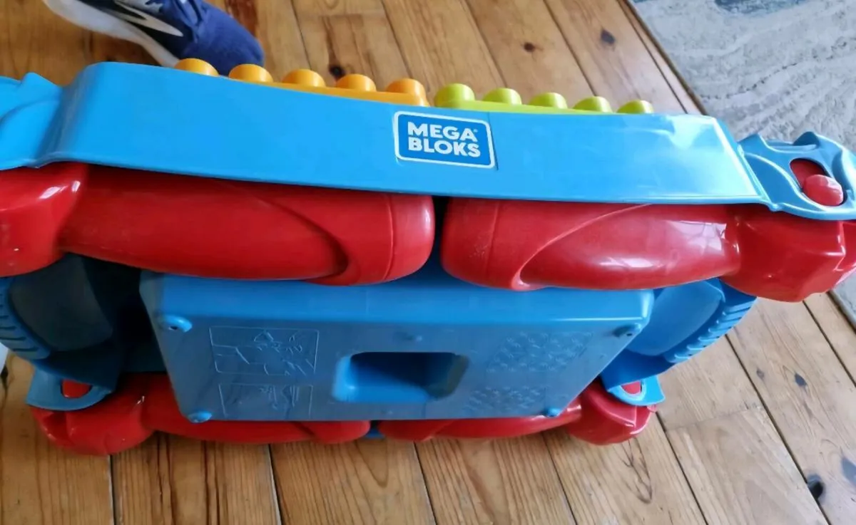 Lego duplo table and lego car - Image 3