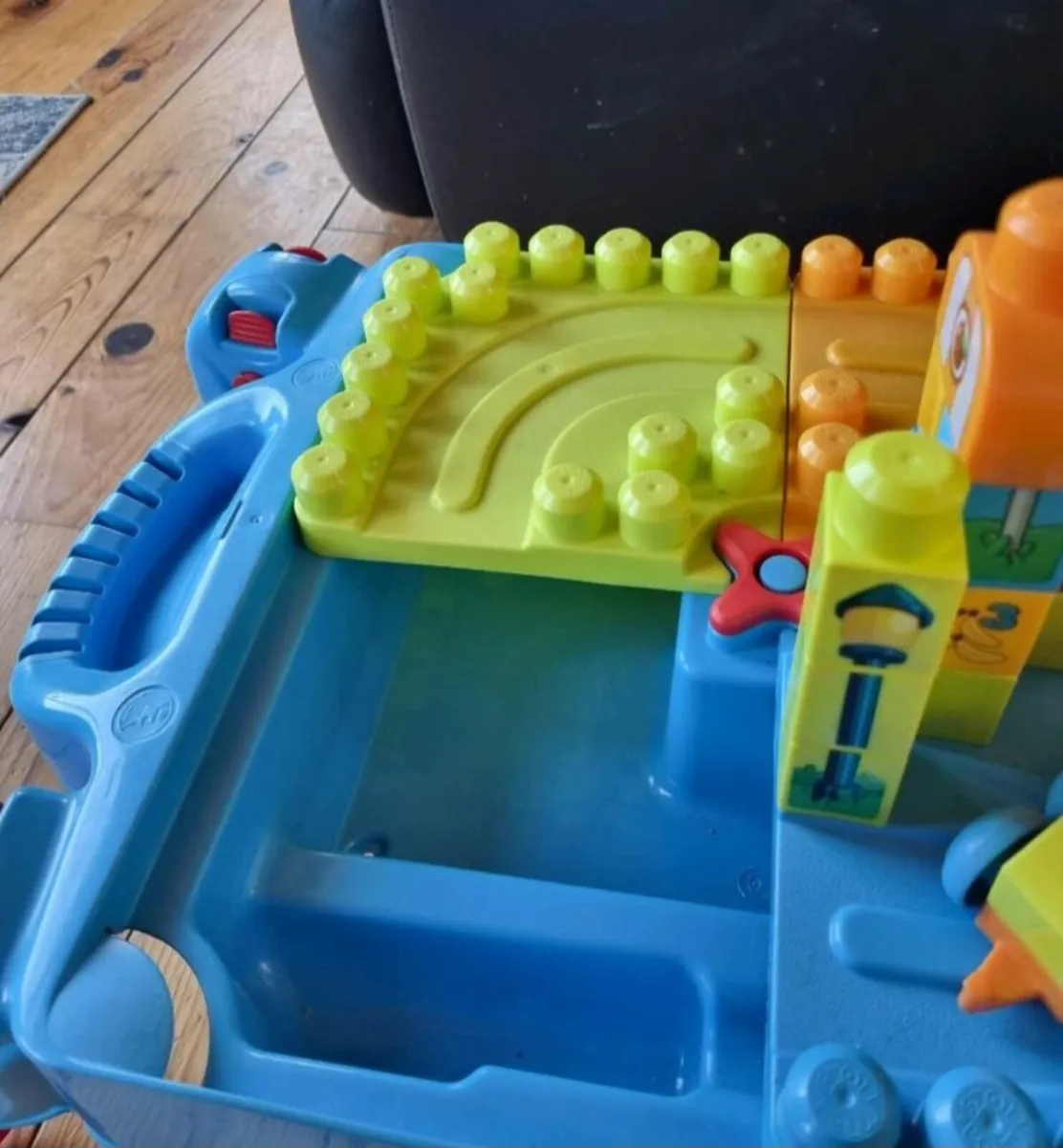 Lego duplo table and lego car - Image 4