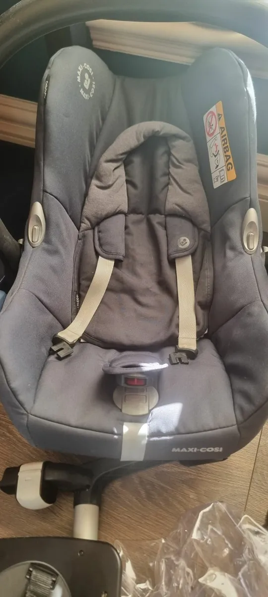 Maxi Cosy Car Seat & Isofix Base - Image 3