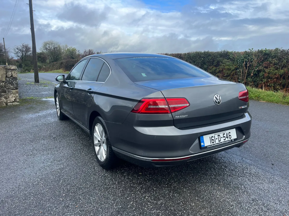 Volkswagen Passat highline  2016 1.6 low kms - Image 4
