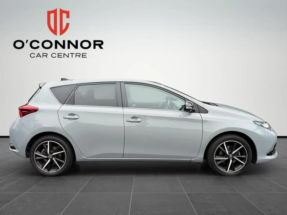 Toyota Auris “Stylish Enough for the Weekend, Sens - Image 2