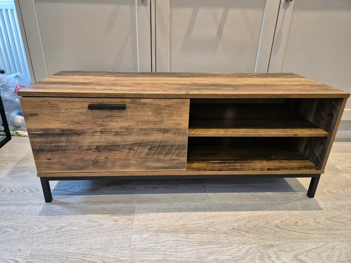 TV stand - Image 1