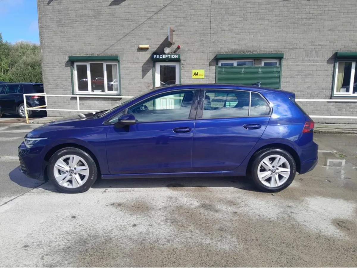 Volkswagen Golf LIFE 2.0 TDI 115HP 5DR - Image 2