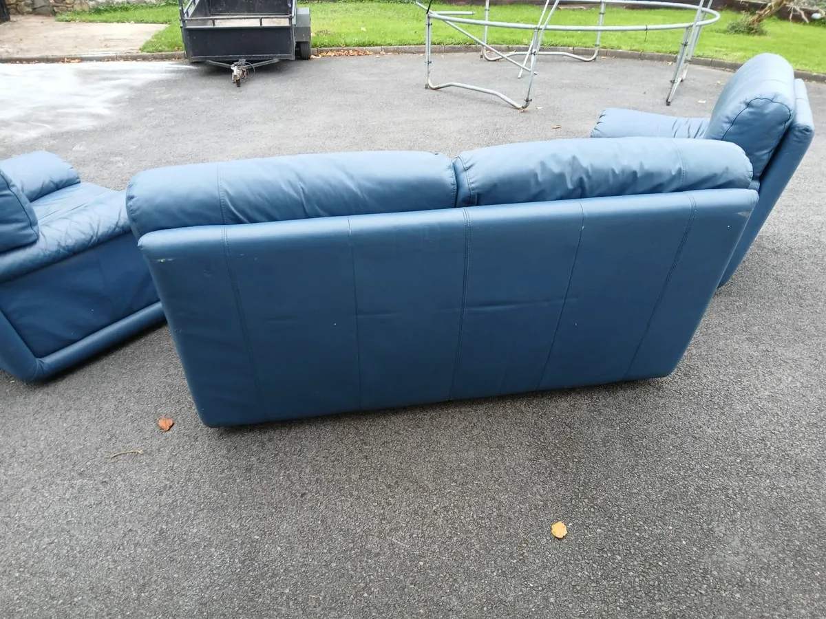 Couch and 2 chairs - Image 4