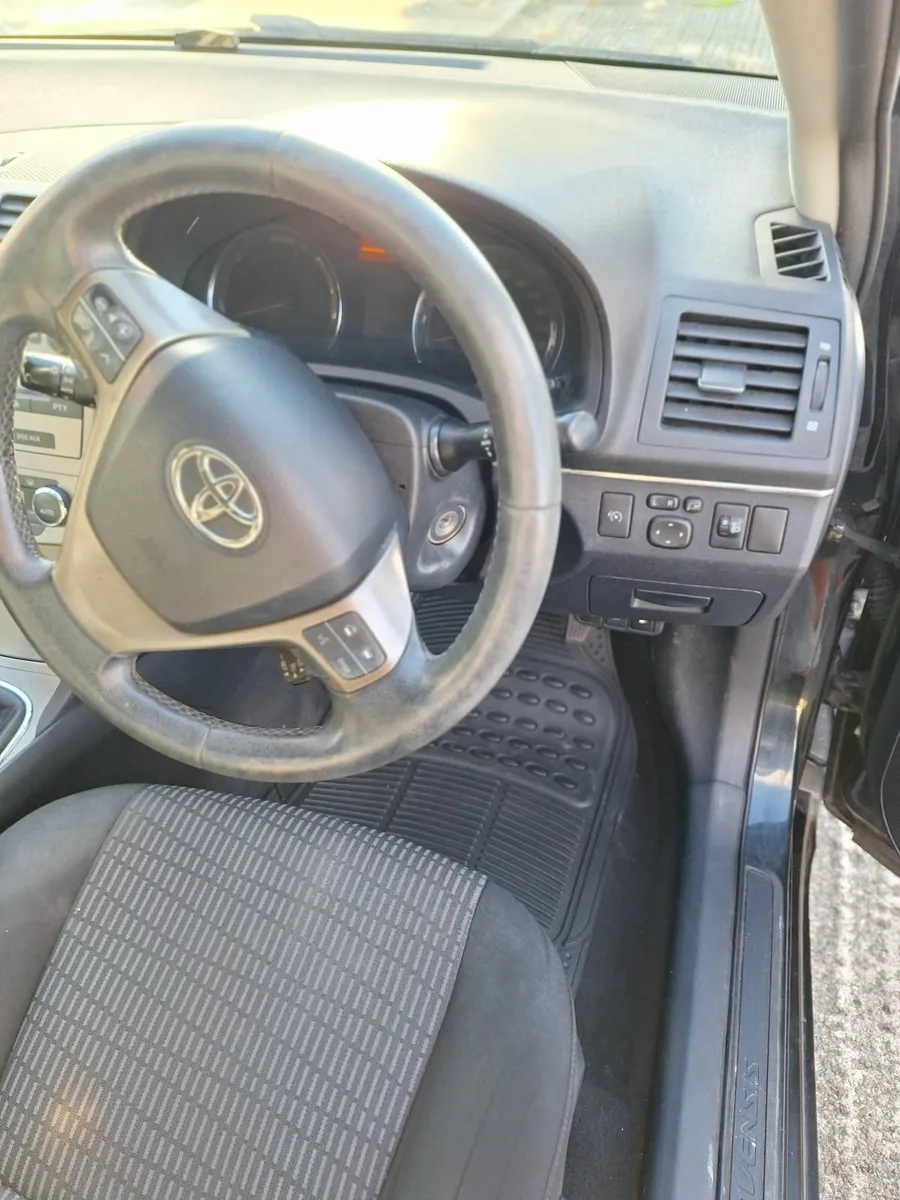 Toyota Avensis 2011 - Image 4