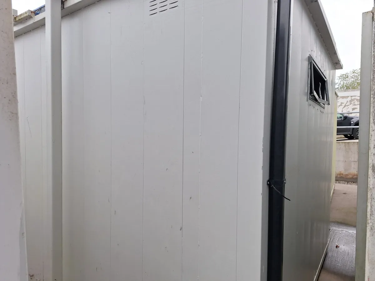 Approx 24ft x 10ft  Toilet Block  For Auction - Image 3
