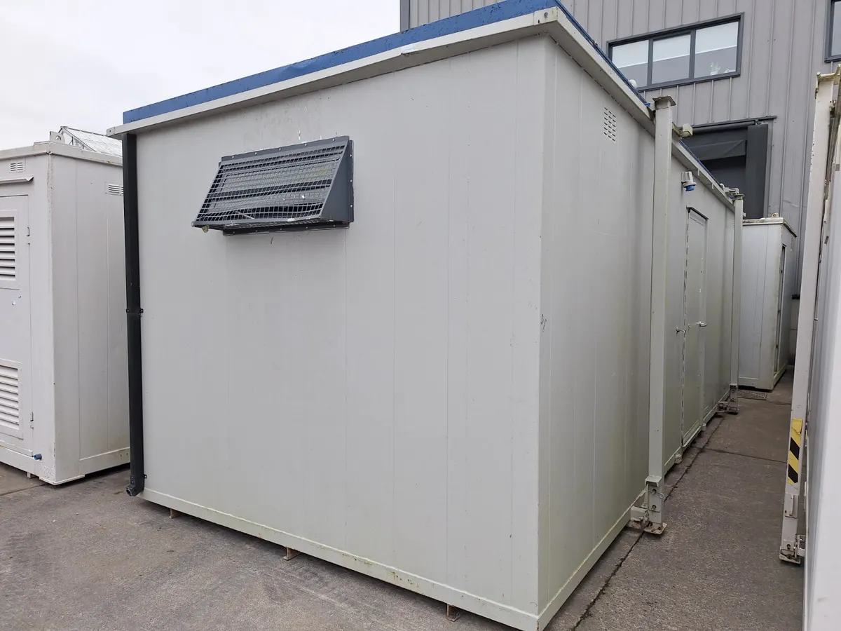 Approx 24ft x 10ft  Toilet Block  For Auction - Image 1