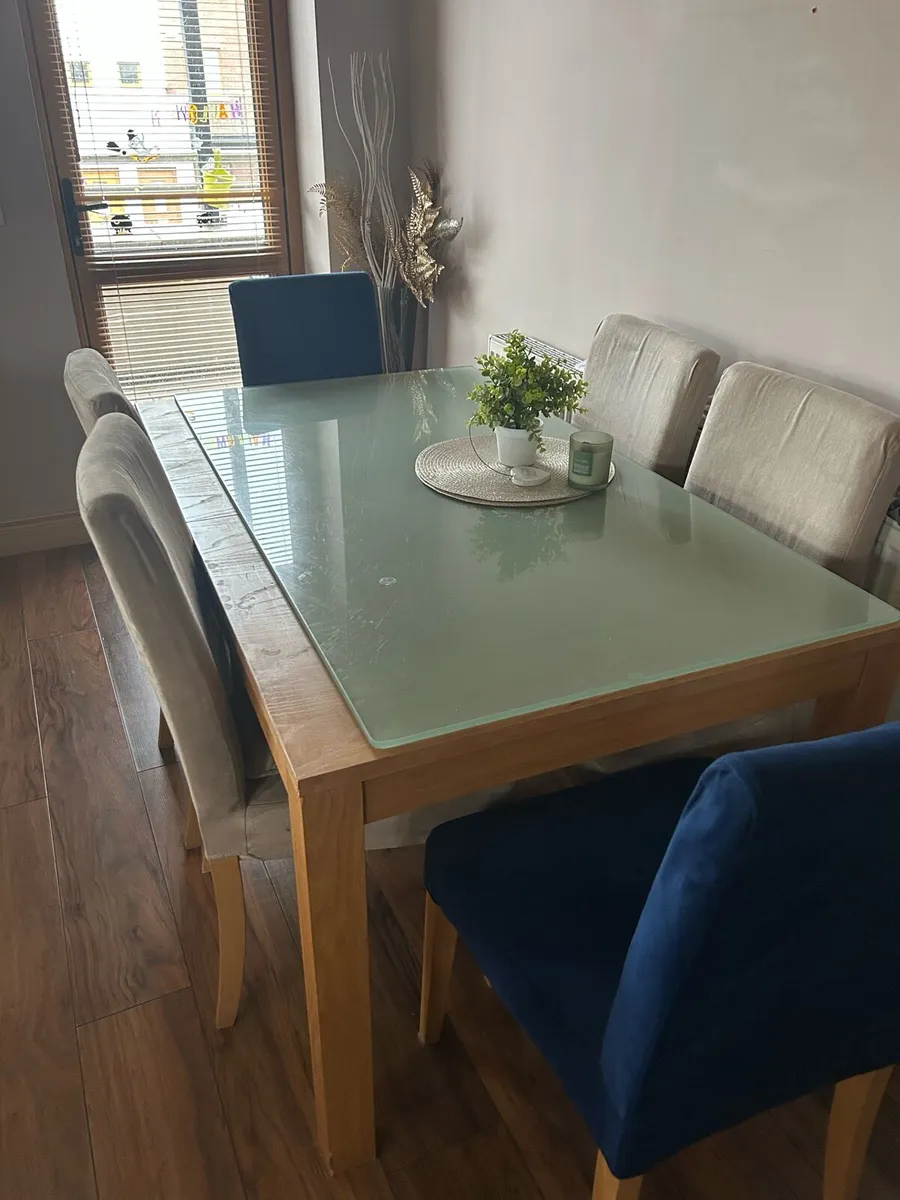 Dining table and chairs - Image 1