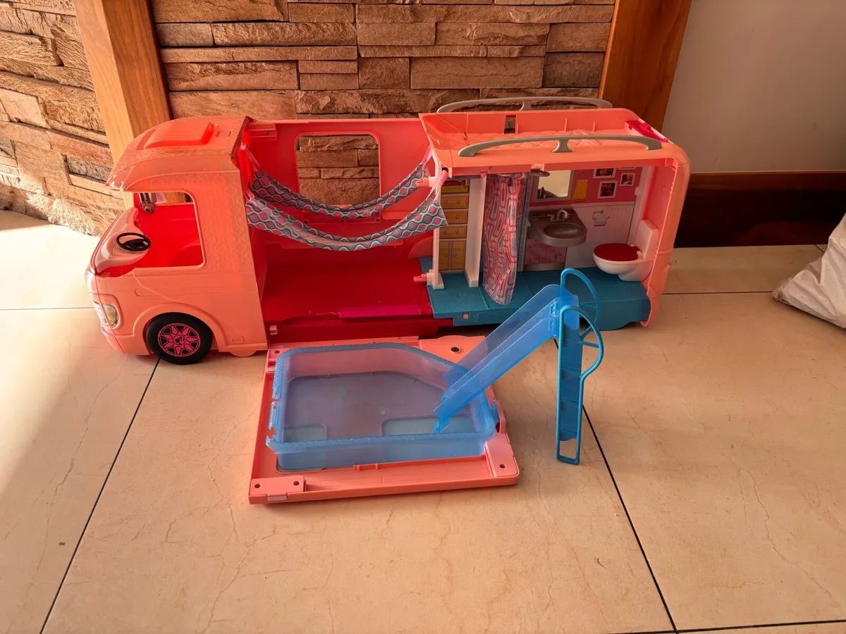 Barbie camper van & pool - Image 1