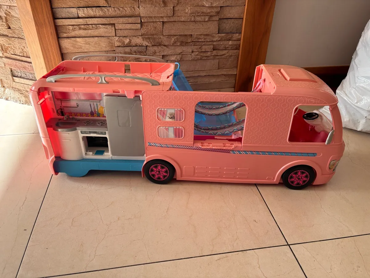 Barbie camper van & pool - Image 2