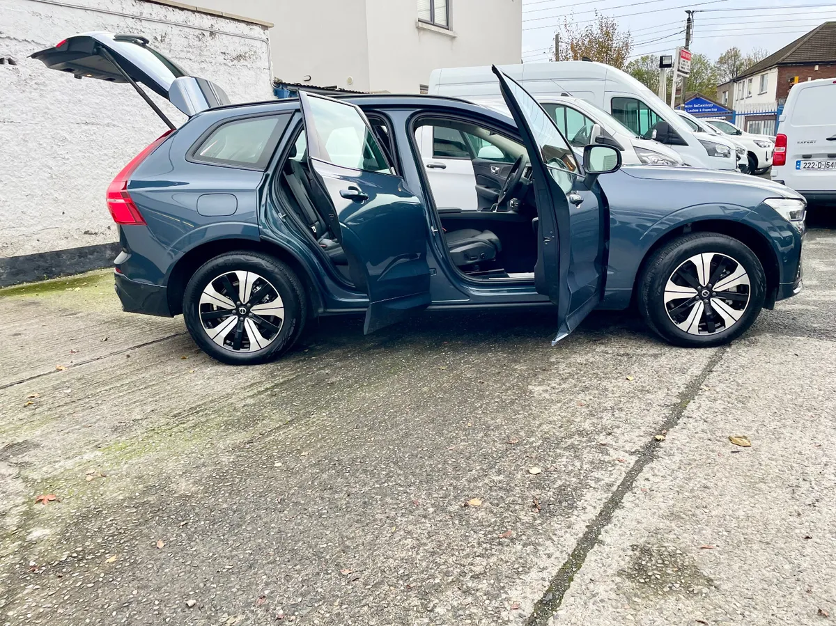 Volvo XC60 DarkPluskT6 Recharge PHEV AWD Auto,2024 - Image 3