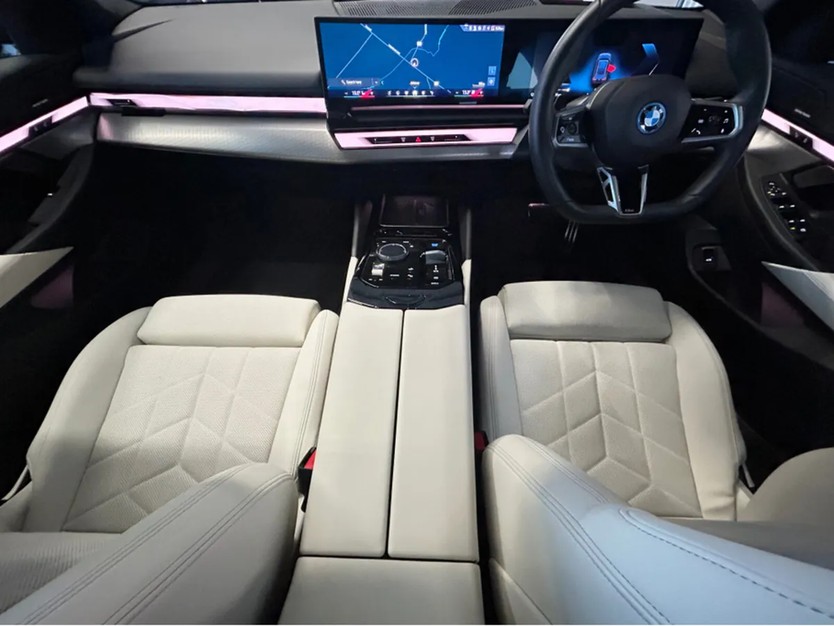 BMW i5 *TOURING* EDRIVE40 M SPORT - Image 2