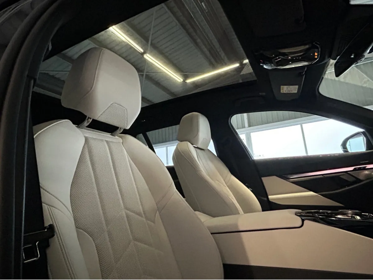 BMW i5 *TOURING* EDRIVE40 M SPORT - Image 4