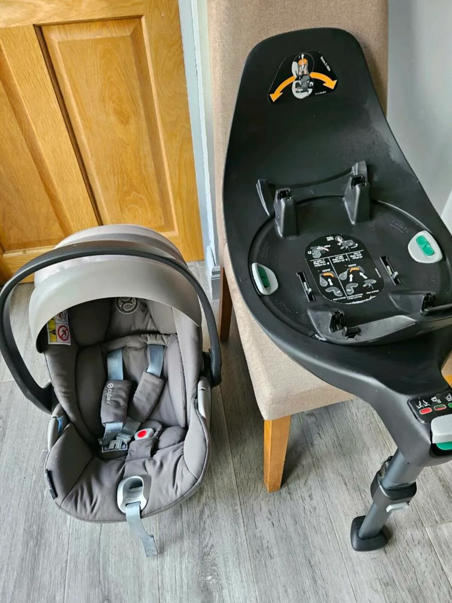 Cybex cloud z car seat and base - Image 1