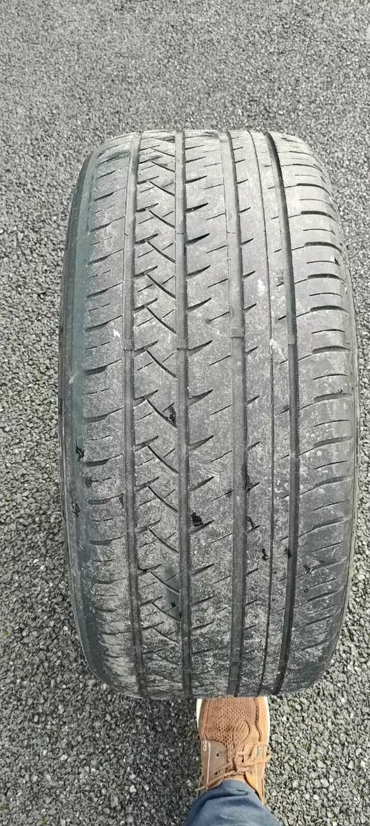 285/45/19 part worn tyre - Image 1