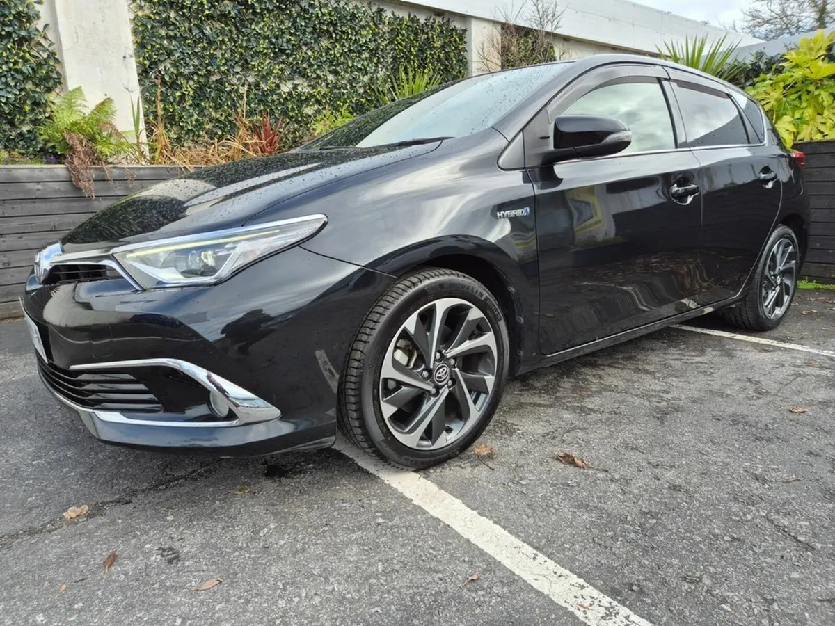 Toyota Auris 1.8 HYBRID / SOL G-PACK / TOP SPEC / - Image 1