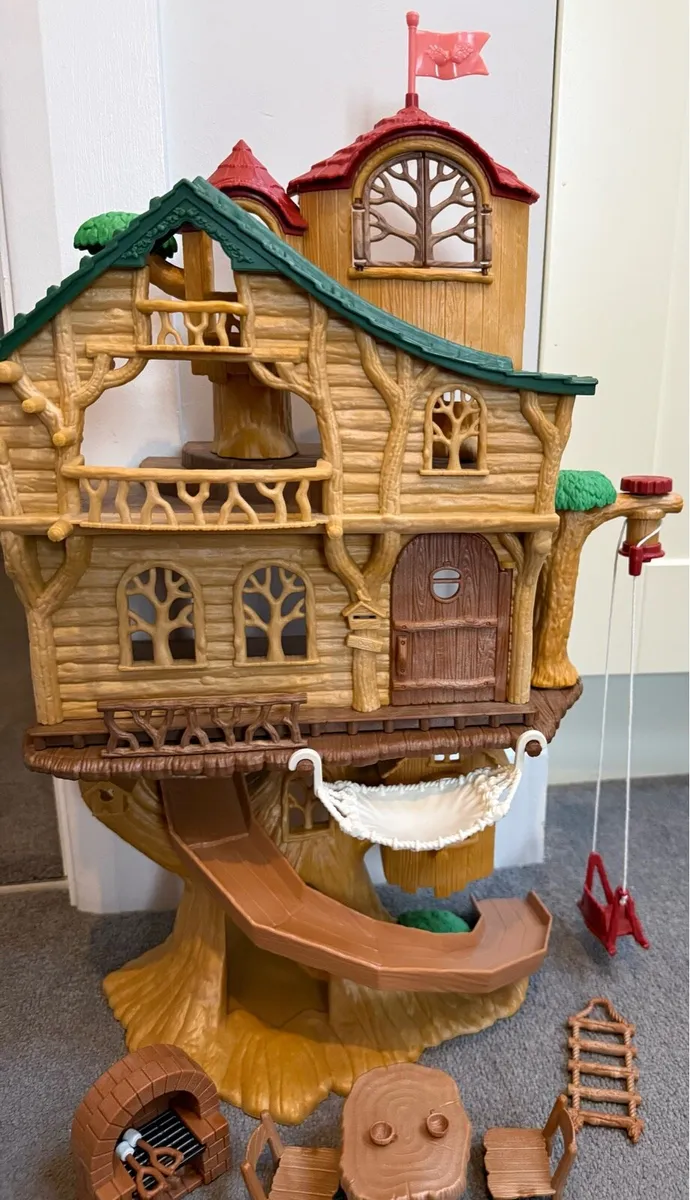 Sylvanian Families Adventure Treehouse & Lodge - Image 1