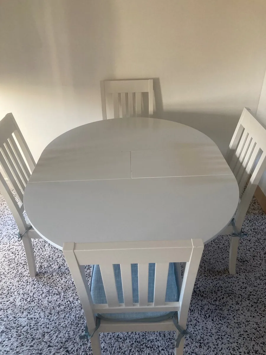 Table and chairs - Image 1