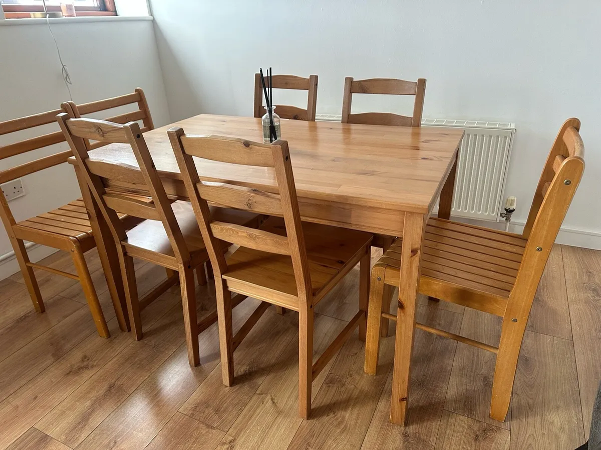 Dinning table & 6 chairs €100