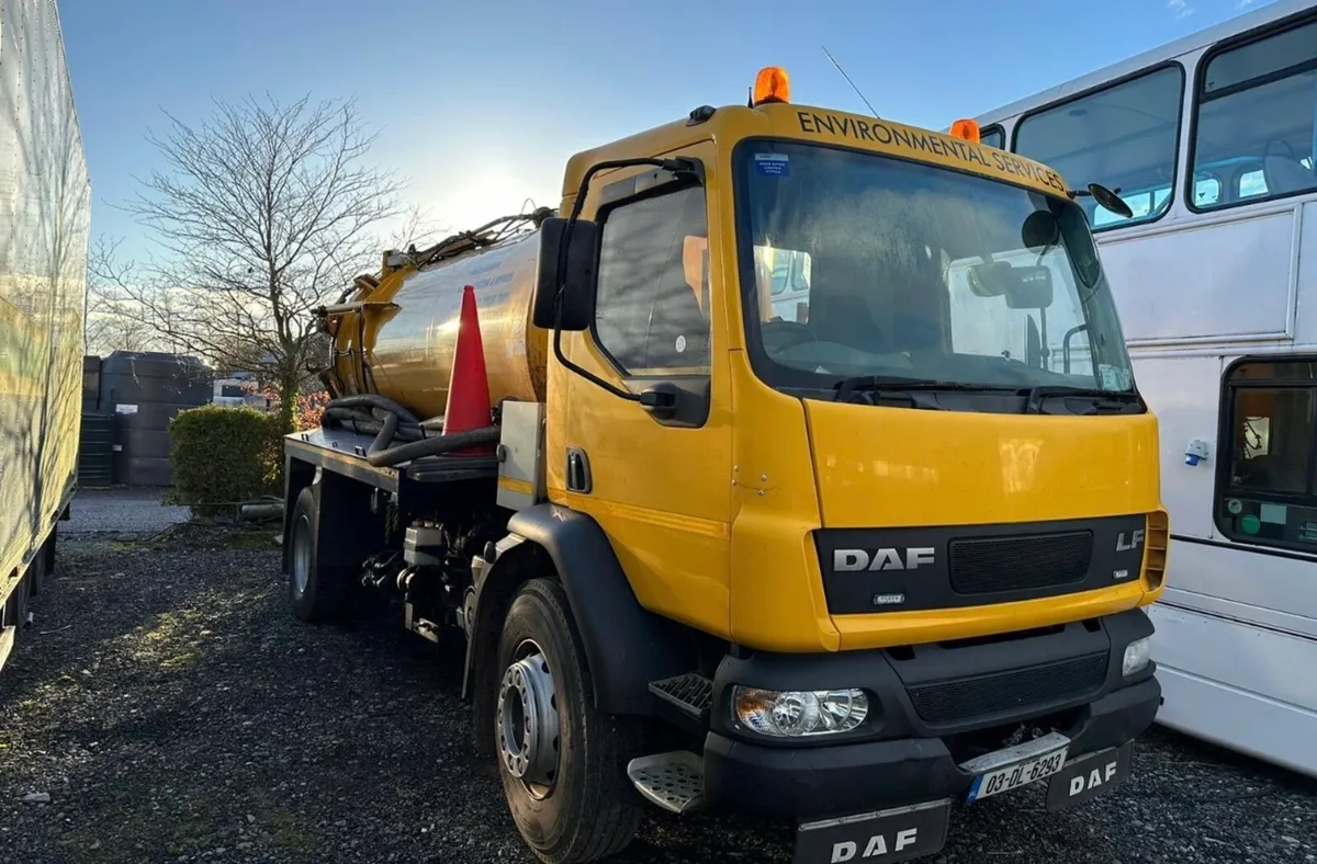 Vacuum tanker jet vac Daf - Image 1