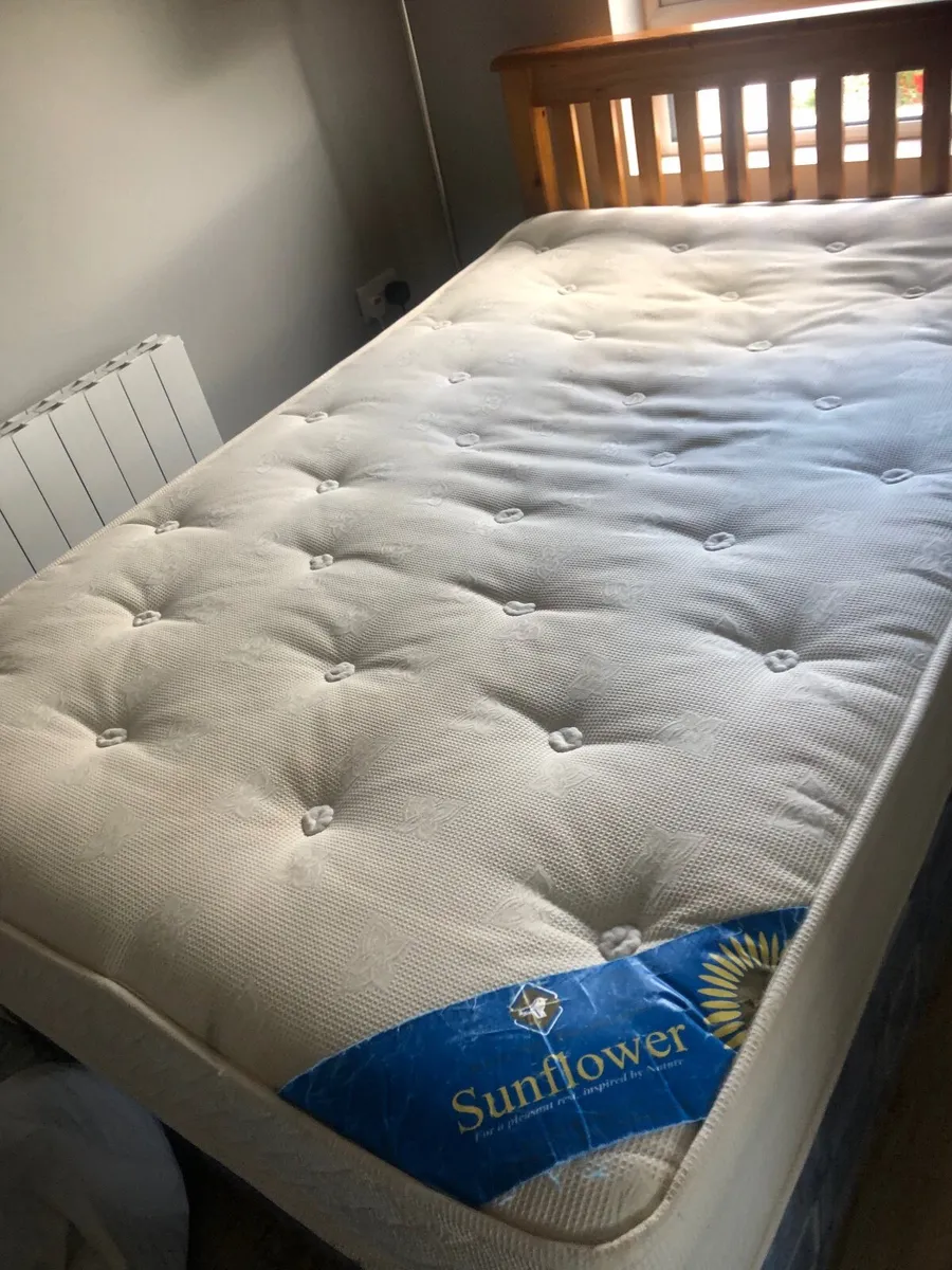 Small double mattress and base - Image 1