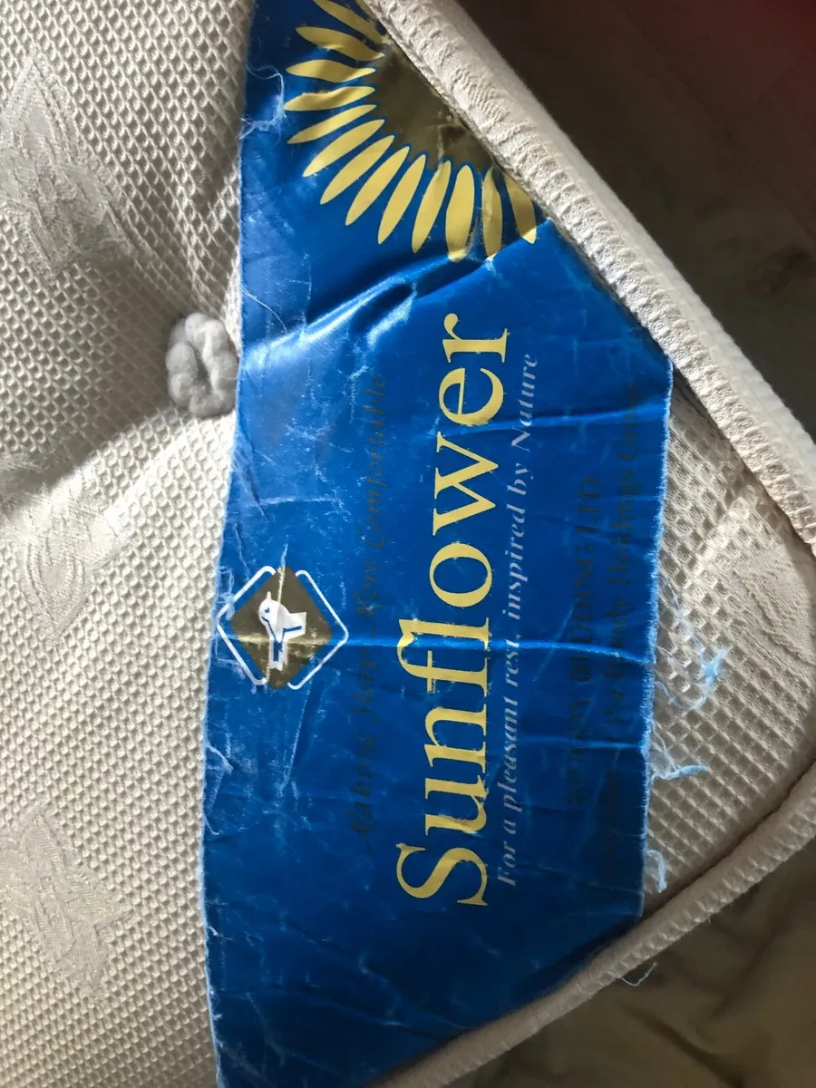 Small double mattress and base - Image 2